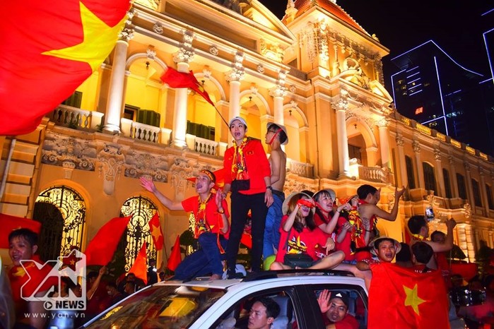 Đã "đi bão" bằng ô tô thì phải leo lên nóc thế này mới chất! Đã "đi bão" bằng ô tô thì phải leo lên nóc thế này mới chất!